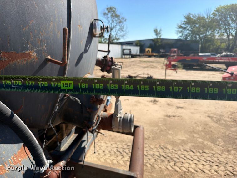 image for item FI0393 2001 Mack CH613 water truck