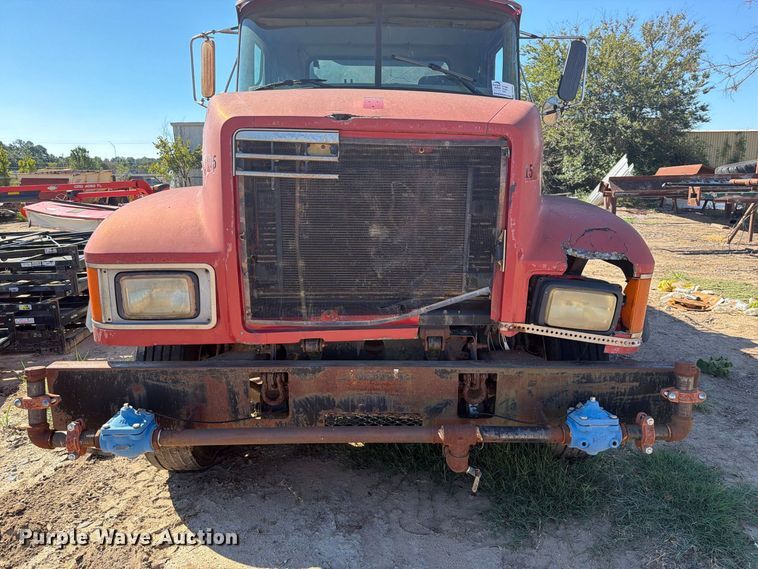 image for item FI0393 2001 Mack CH613 water truck