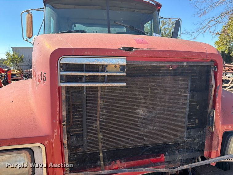 image for item FI0393 2001 Mack CH613 water truck
