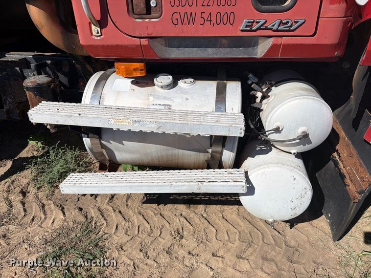 image for item FI0393 2001 Mack CH613 water truck