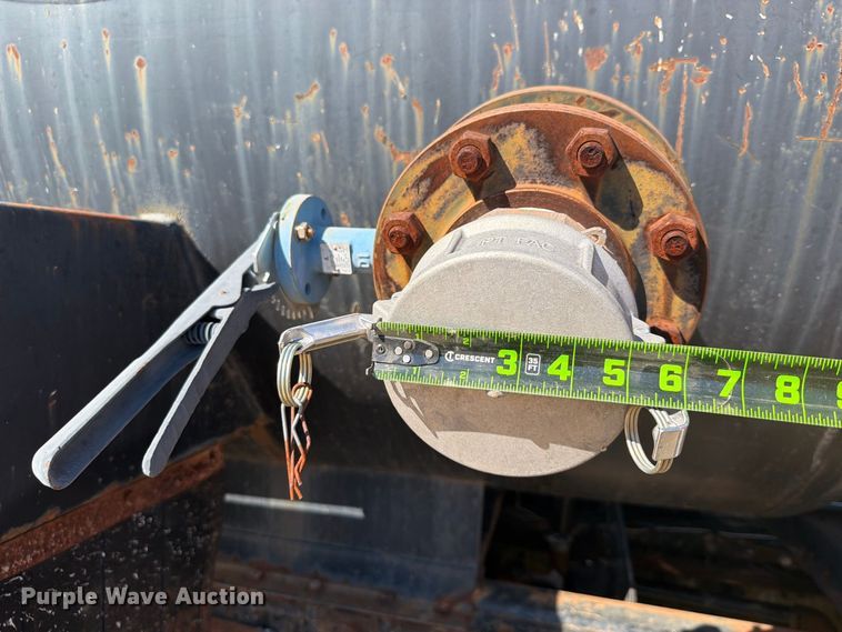 image for item FI0393 2001 Mack CH613 water truck