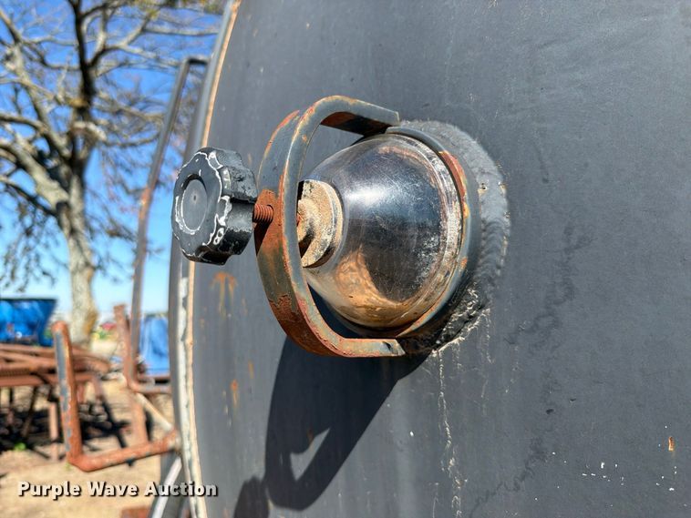 image for item FI0393 2001 Mack CH613 water truck