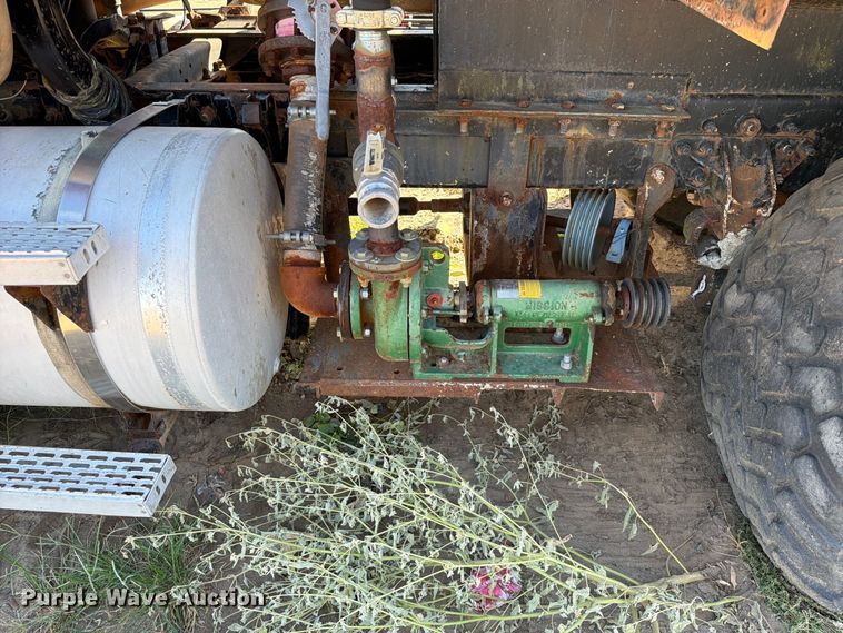 image for item FI0393 2001 Mack CH613 water truck