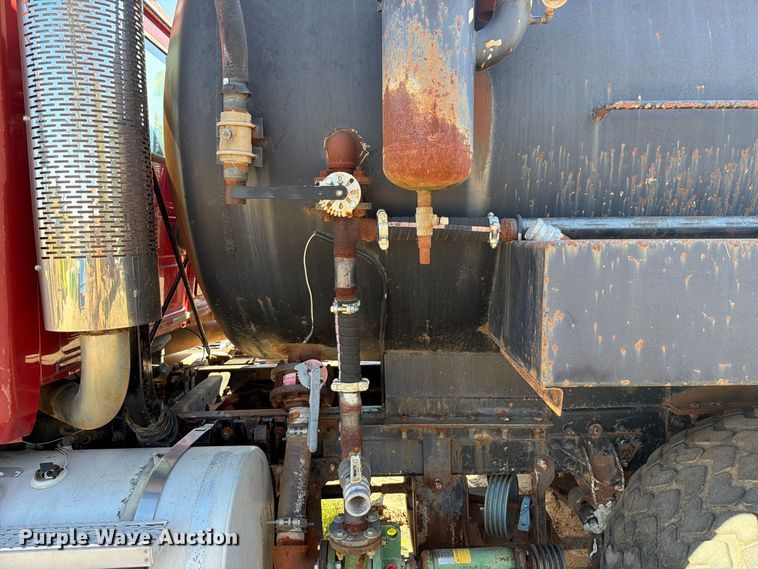 image for item FI0393 2001 Mack CH613 water truck