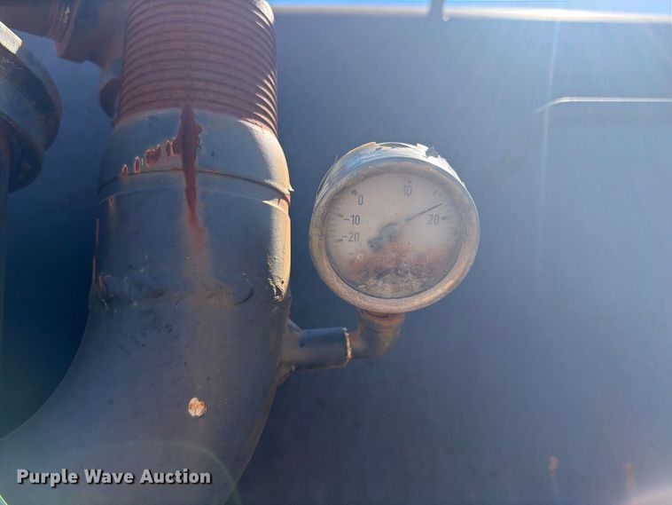 image for item FI0393 2001 Mack CH613 water truck