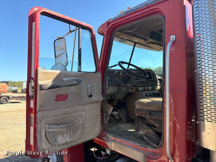 image for item FI0393 2001 Mack CH613 water truck