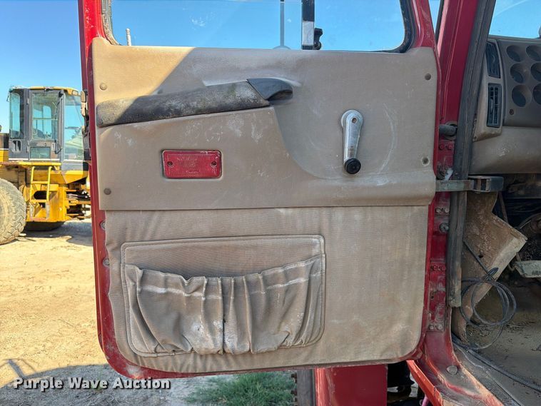image for item FI0393 2001 Mack CH613 water truck