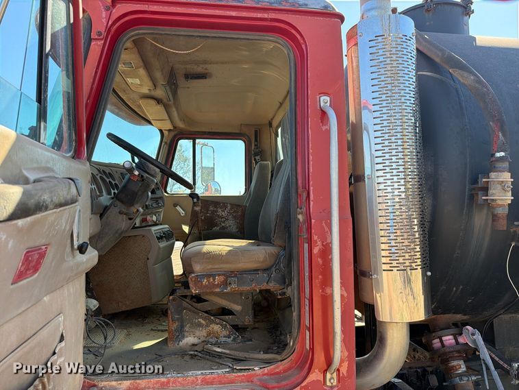 image for item FI0393 2001 Mack CH613 water truck