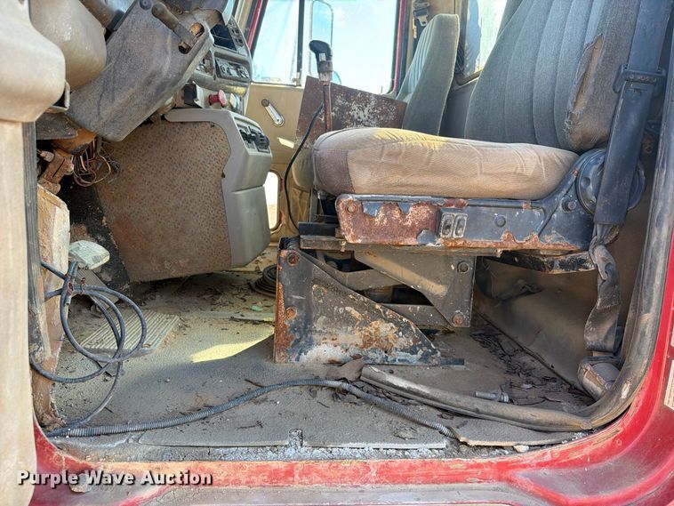 image for item FI0393 2001 Mack CH613 water truck