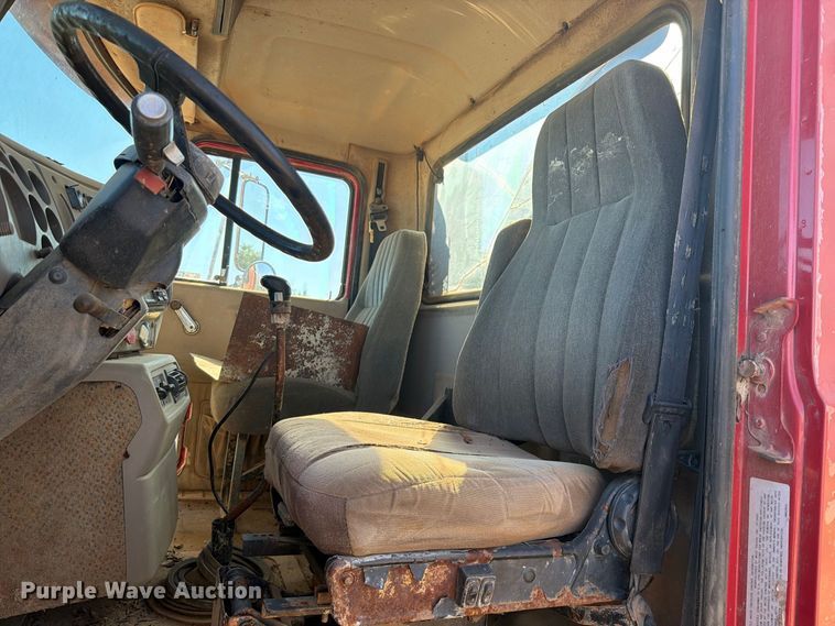 image for item FI0393 2001 Mack CH613 water truck