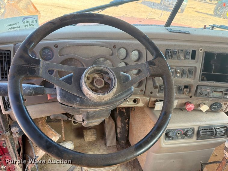 image for item FI0393 2001 Mack CH613 water truck