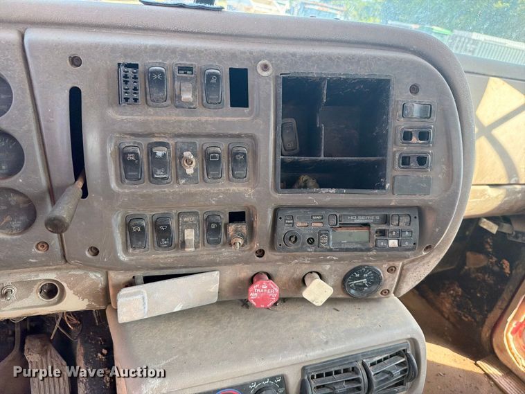 image for item FI0393 2001 Mack CH613 water truck