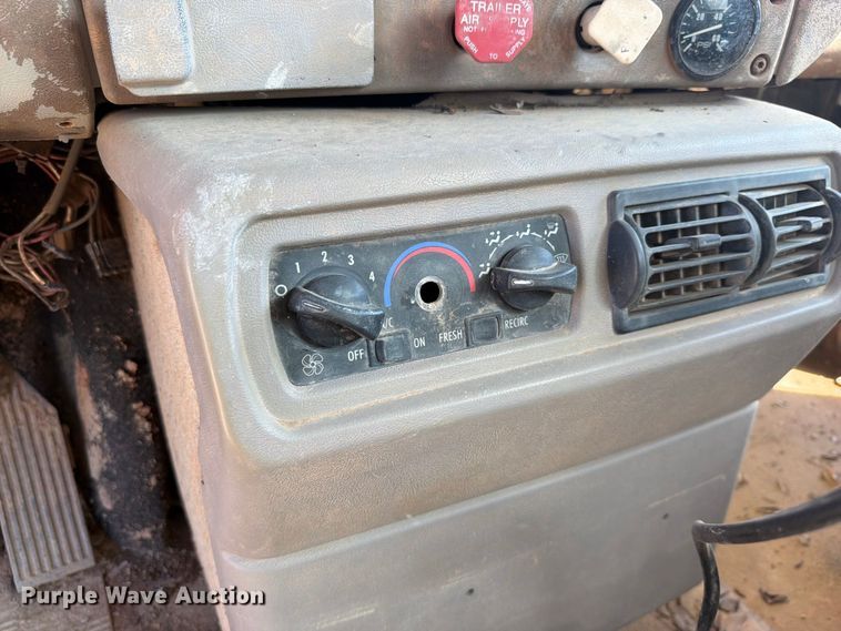 image for item FI0393 2001 Mack CH613 water truck