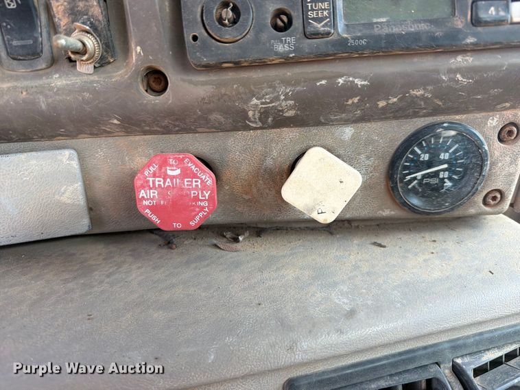 image for item FI0393 2001 Mack CH613 water truck