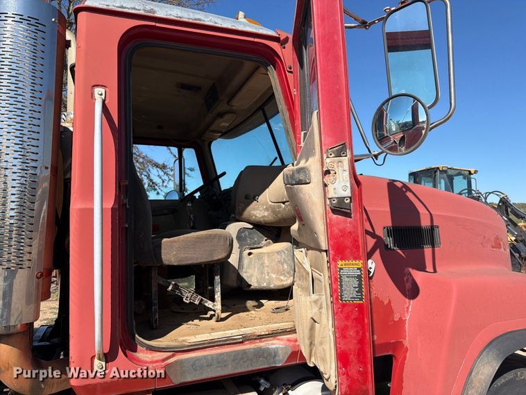 image for item FI0393 2001 Mack CH613 water truck