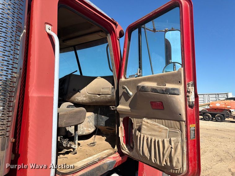 image for item FI0393 2001 Mack CH613 water truck