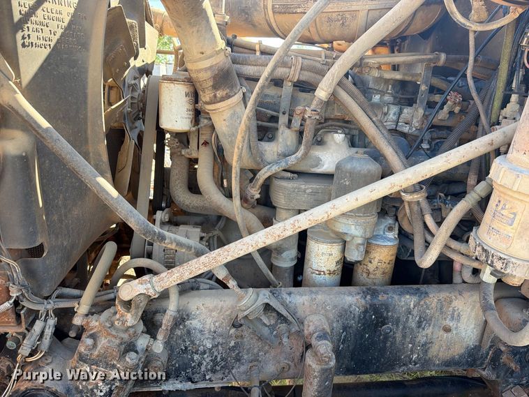 image for item FI0393 2001 Mack CH613 water truck