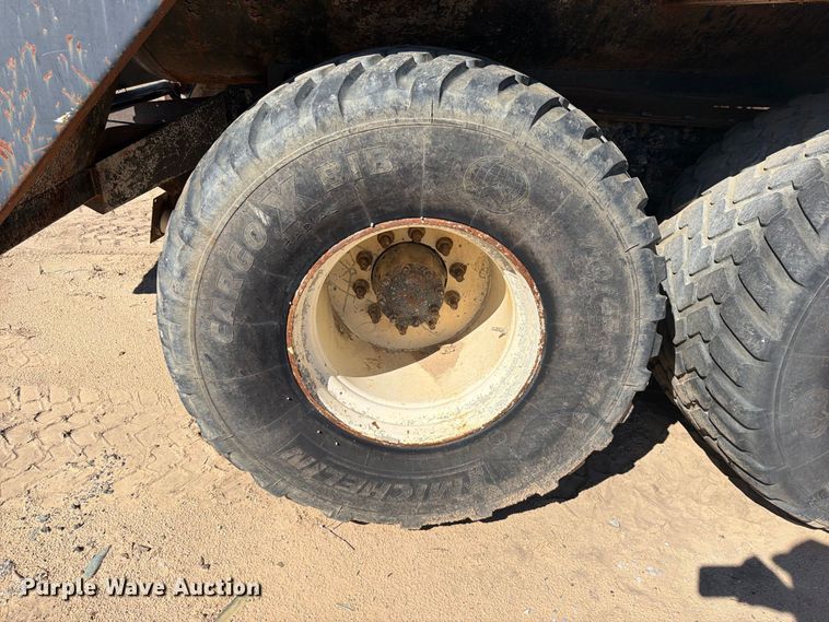 image for item FI0393 2001 Mack CH613 water truck