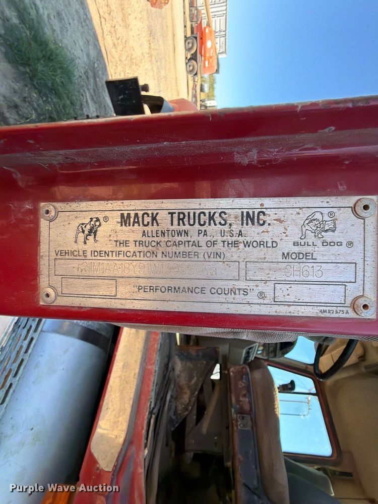 image for item FI0393 2001 Mack CH613 water truck