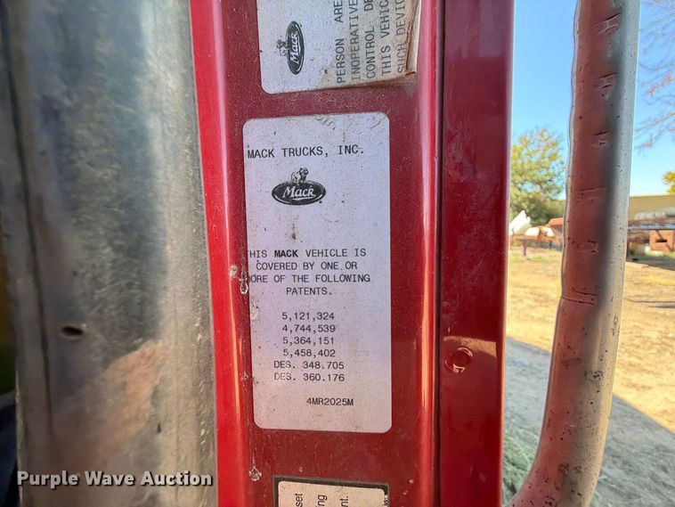 image for item FI0393 2001 Mack CH613 water truck