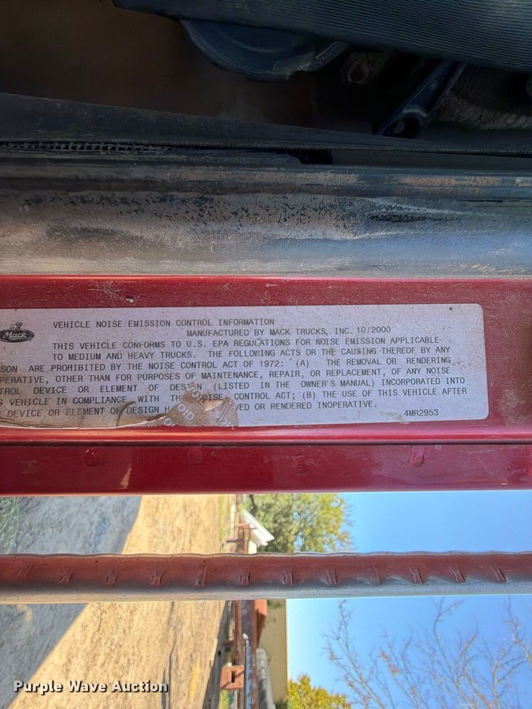 image for item FI0393 2001 Mack CH613 water truck