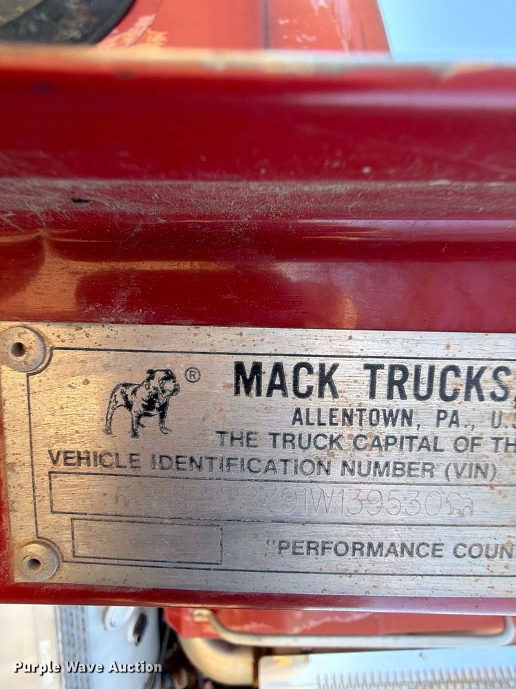 image for item FI0393 2001 Mack CH613 water truck