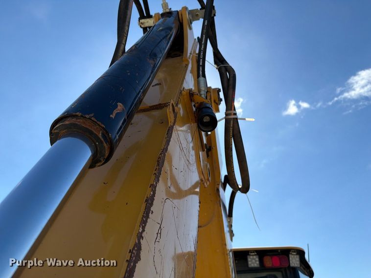image for item FI0420 2016 Caterpillar 420F2IT backhoe