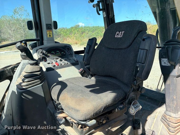 image for item FI0420 2016 Caterpillar 420F2IT backhoe
