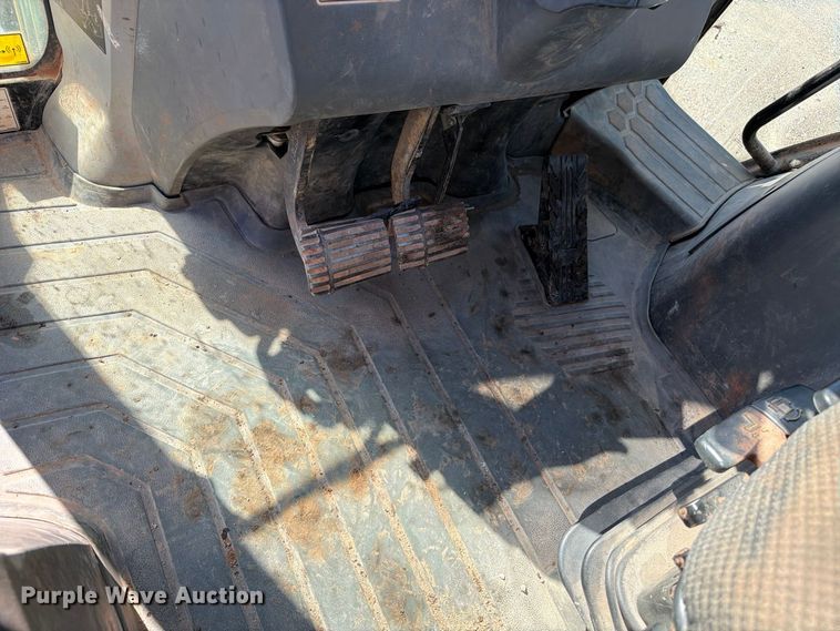 image for item FI0420 2016 Caterpillar 420F2IT backhoe
