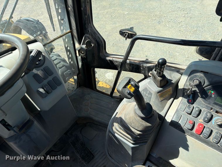 image for item FI0420 2016 Caterpillar 420F2IT backhoe