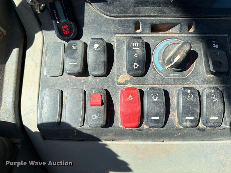 image for item FI0420 2016 Caterpillar 420F2IT backhoe
