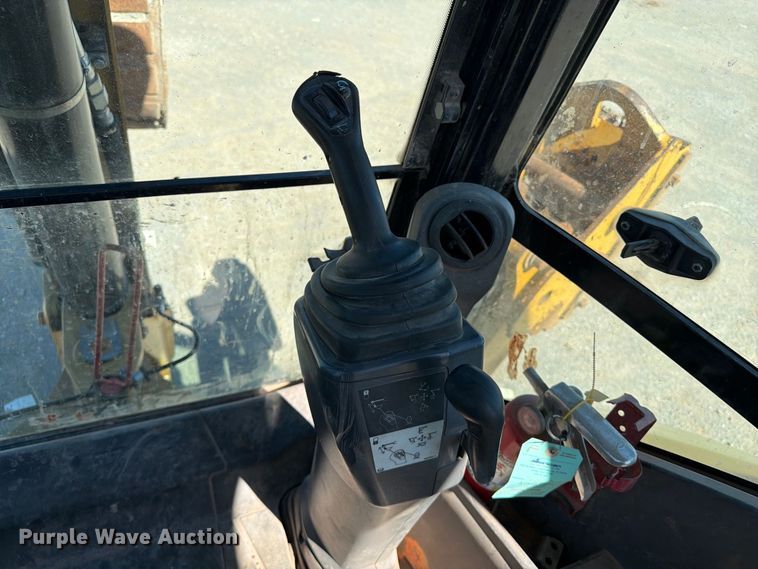 image for item FI0420 2016 Caterpillar 420F2IT backhoe