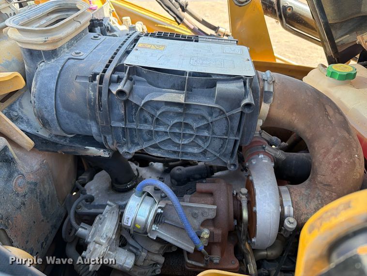 image for item FI0420 2016 Caterpillar 420F2IT backhoe