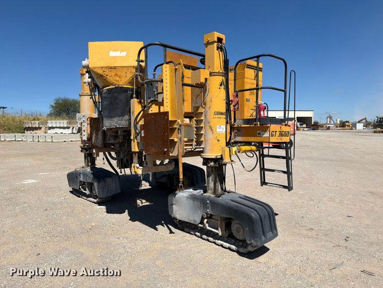 image for item FI0423 2001 Gomaco GT-3600 slipform paver