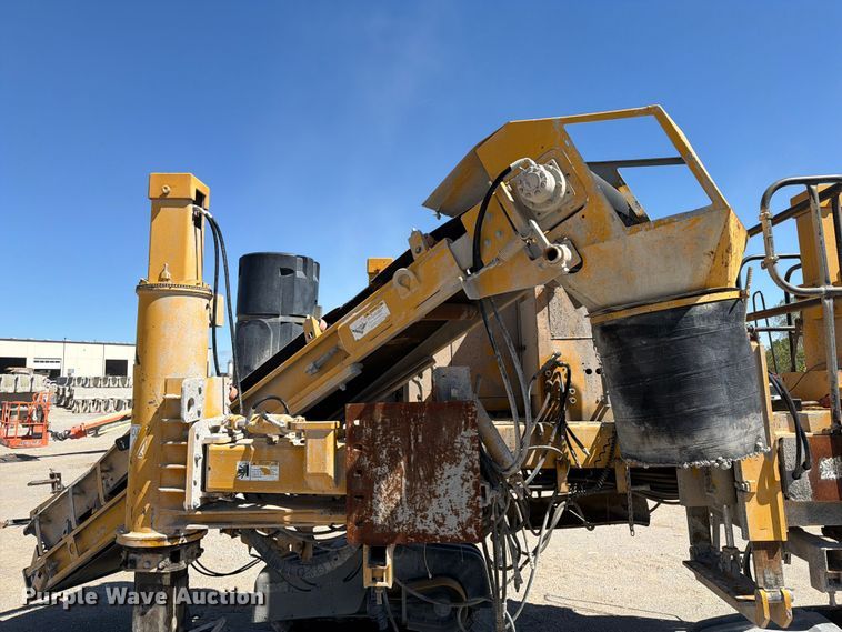 image for item FI0423 2001 Gomaco GT-3600 slipform paver