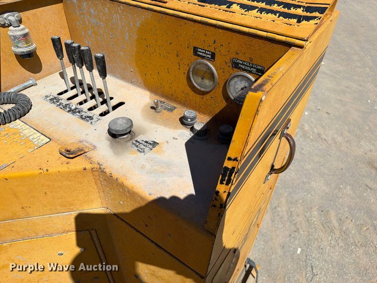 image for item FI0423 2001 Gomaco GT-3600 slipform paver