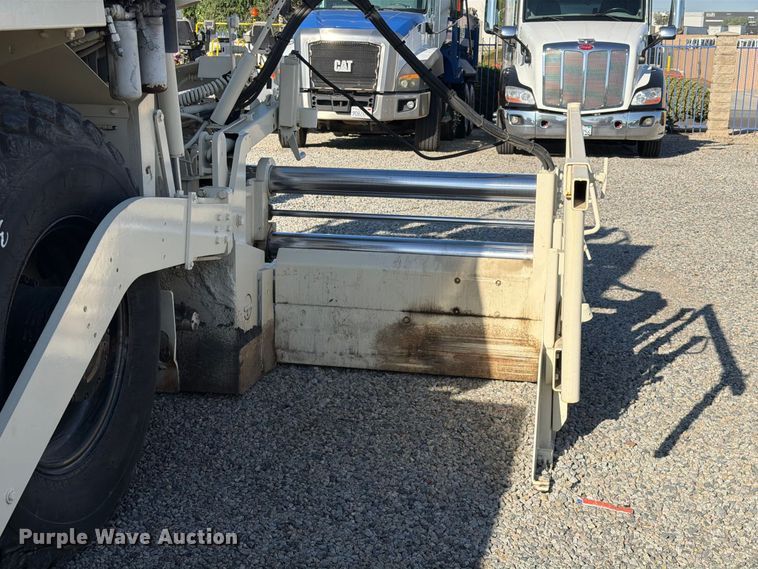 image for item FI2025 2007 Cedar Rapids CR352L paver