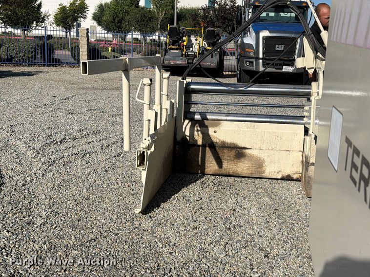 image for item FI2025 2007 Cedar Rapids CR352L paver