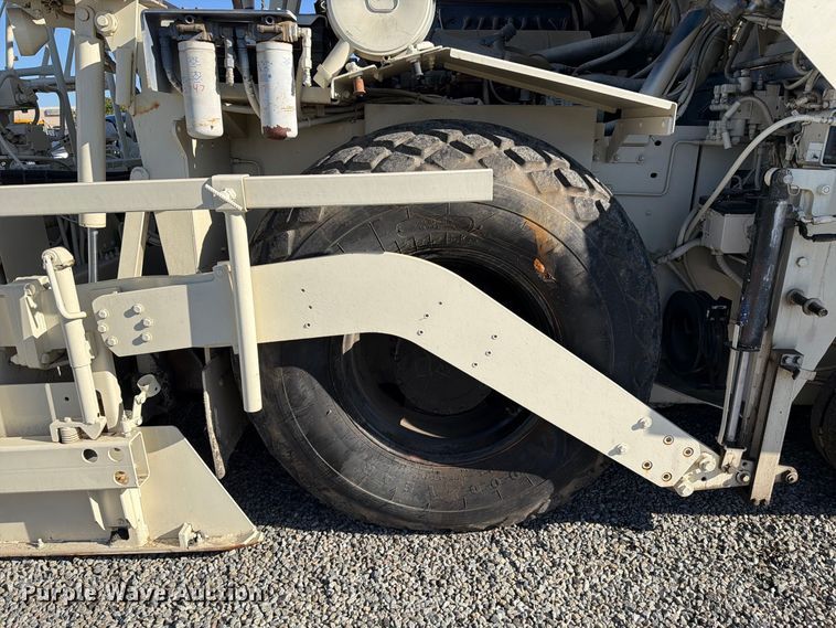 image for item FI2025 2007 Cedar Rapids CR352L paver