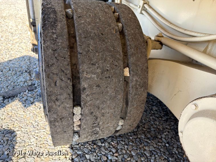 image for item FI2025 2007 Cedar Rapids CR352L paver