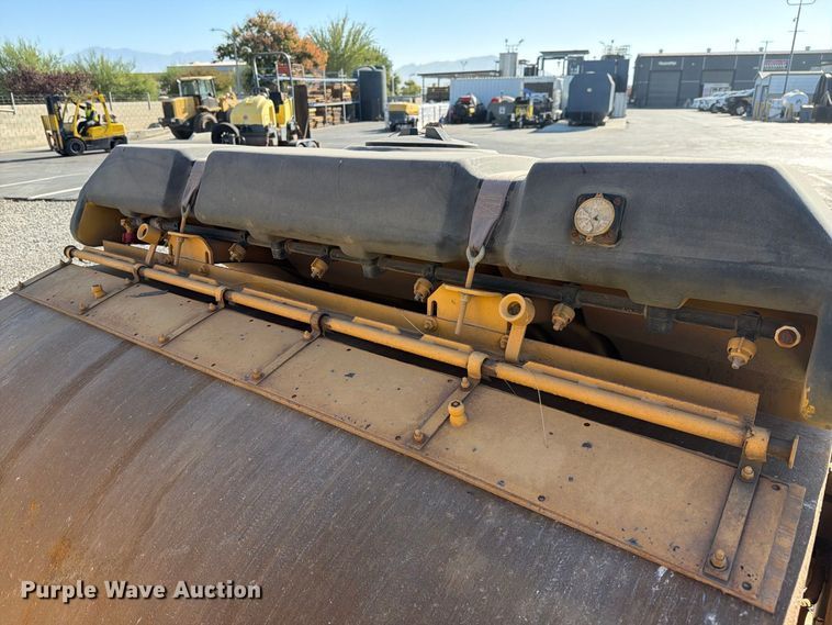 image for item FI2026 2001 Caterpillar CB-5340 double drum vibratory roller
