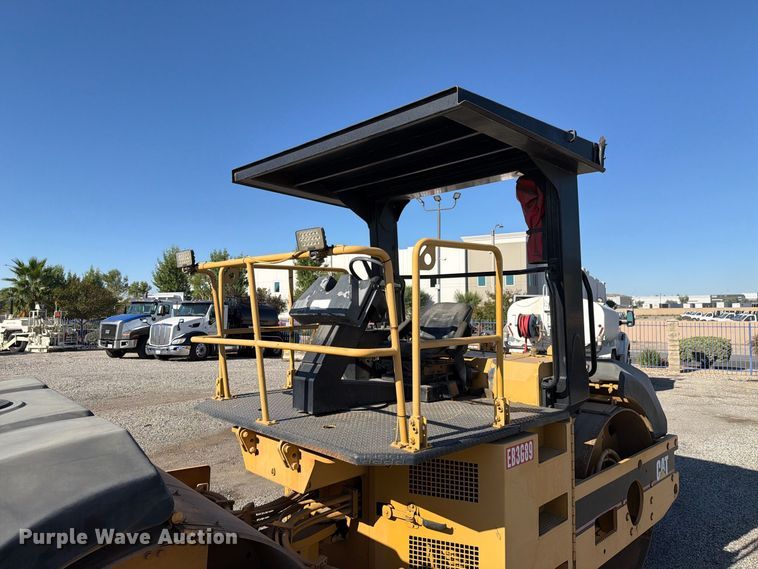 image for item FI2026 2001 Caterpillar CB-5340 double drum vibratory roller
