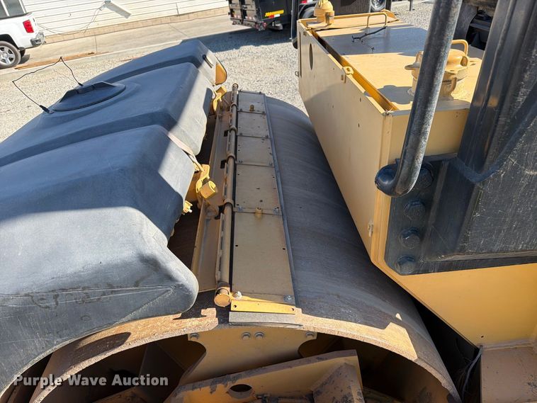 image for item FI2026 2001 Caterpillar CB-5340 double drum vibratory roller