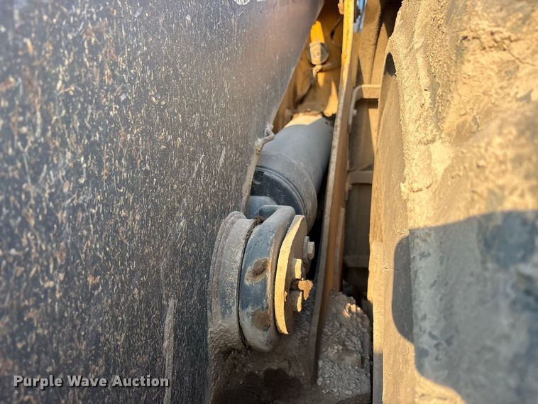 image for item FK2110 2015 John Deere 824K-II wheel loader