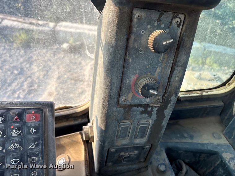 image for item FK2110 2015 John Deere 824K-II wheel loader