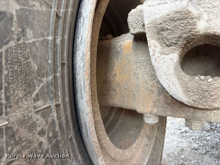 image for item FK2110 2015 John Deere 824K-II wheel loader