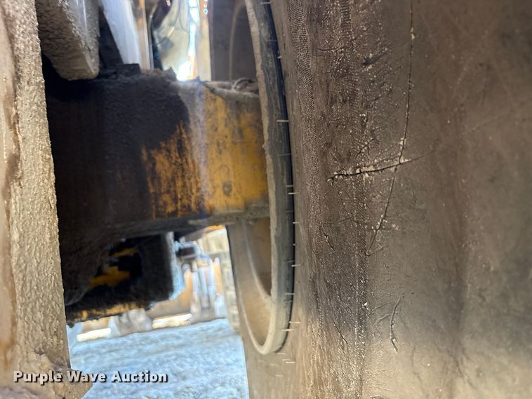 image for item FK2110 2015 John Deere 824K-II wheel loader
