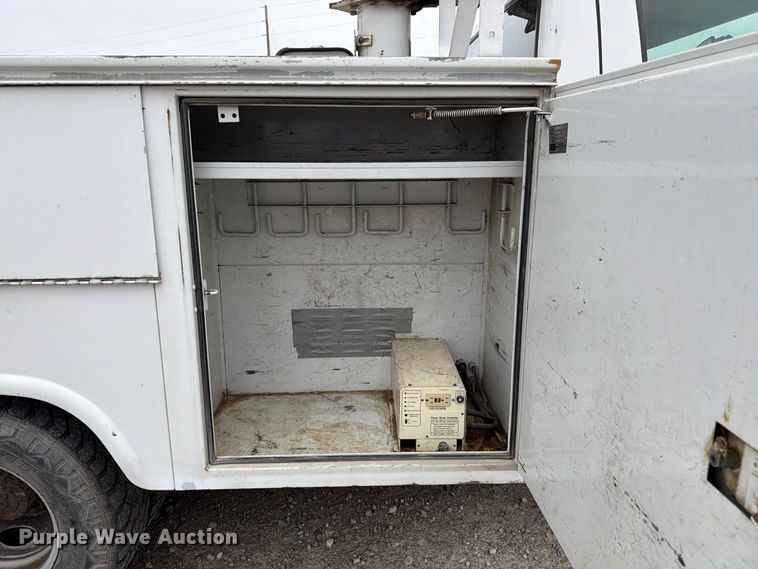 image for item FK3470 2000 Ford F350 Super Duty XL bucket truck