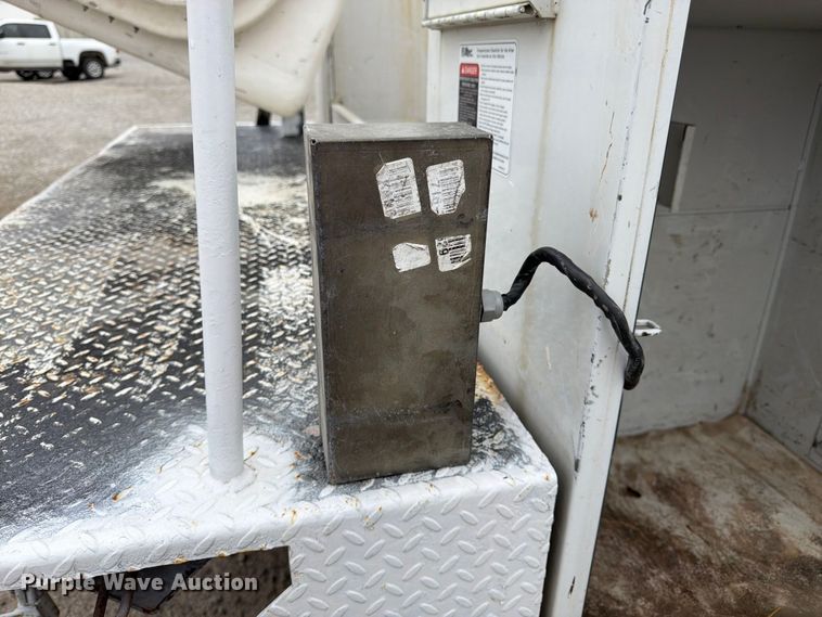 image for item FK3470 2000 Ford F350 Super Duty XL bucket truck