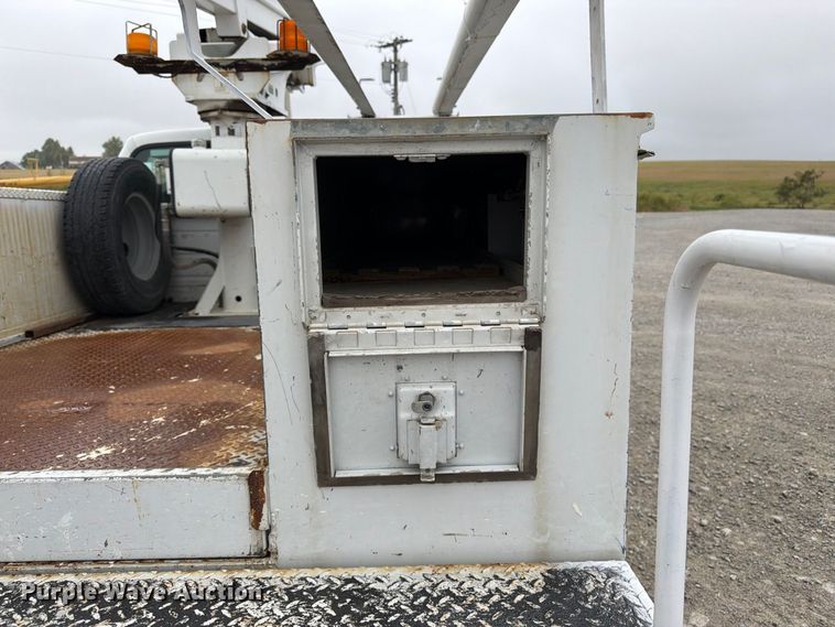image for item FK3470 2000 Ford F350 Super Duty XL bucket truck